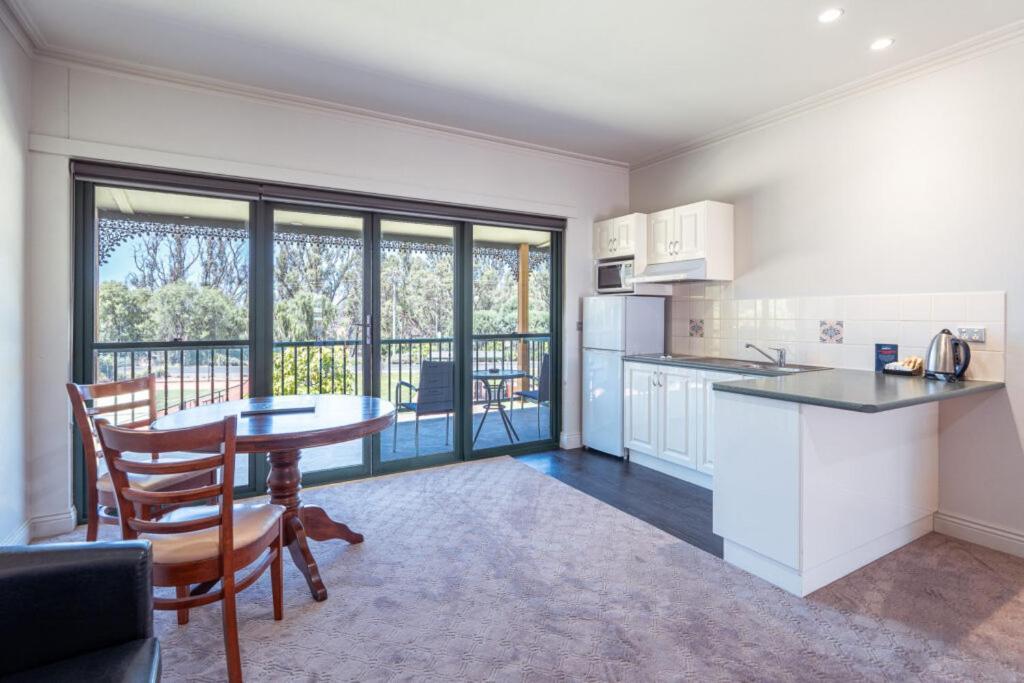야랴원가 물와라 골프 클럽 리조트 야라웡가 외부 사진 A typical apartment at the University of Western Australia