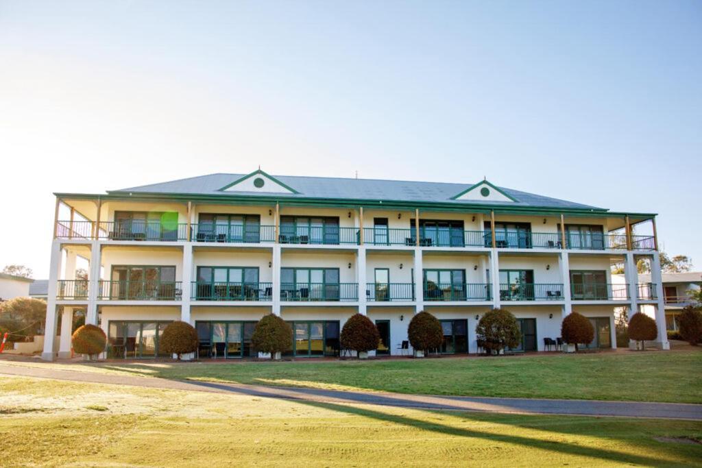 야랴원가 물와라 골프 클럽 리조트 야라웡가 외부 사진 The clubhouse at the Links Lady Bay Golf Course