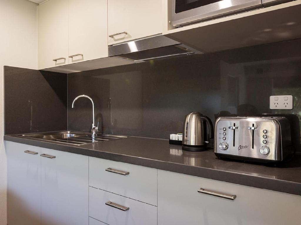 야랴원가 물와라 골프 클럽 리조트 야라웡가 외부 사진 A typical kitchen in a student apartment