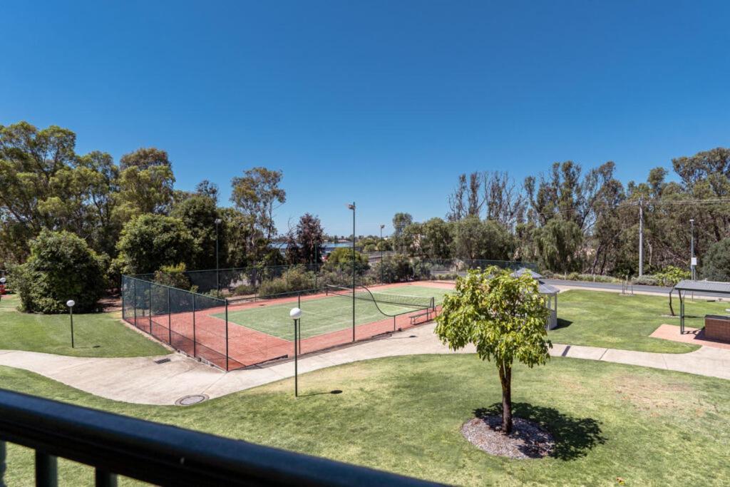야랴원가 물와라 골프 클럽 리조트 야라웡가 외부 사진 Tennis and netball courts at the University of South Australia's City Campus