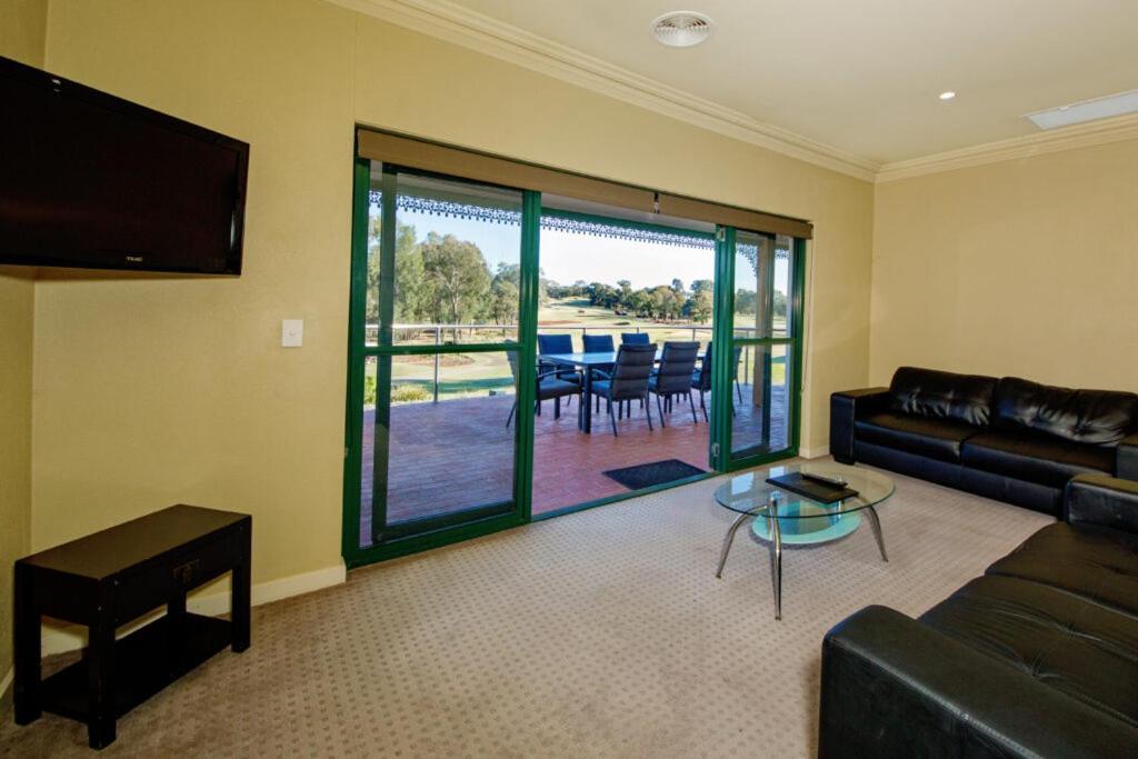 야랴원가 물와라 골프 클럽 리조트 야라웡가 외부 사진 Living room with a view of the golf course