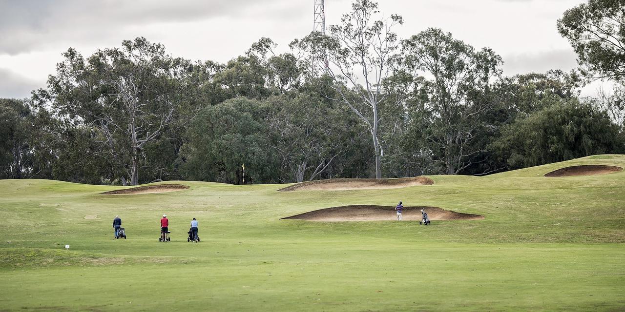 야랴원가 물와라 골프 클럽 리조트 야라웡가 외부 사진 Golfers at the 2011 Australian PGA Championship